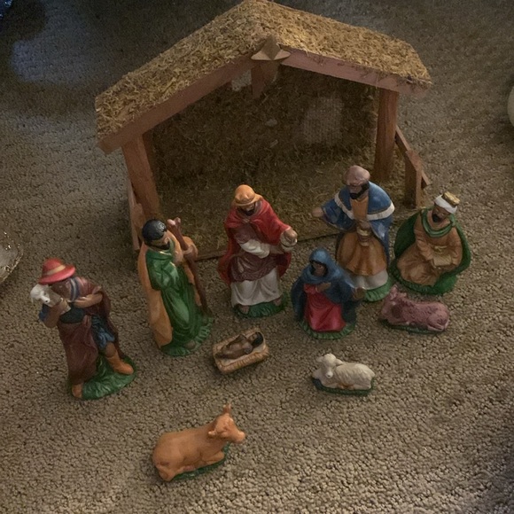 11 piece Porcelain Nativity Set - Picture 7 of 15